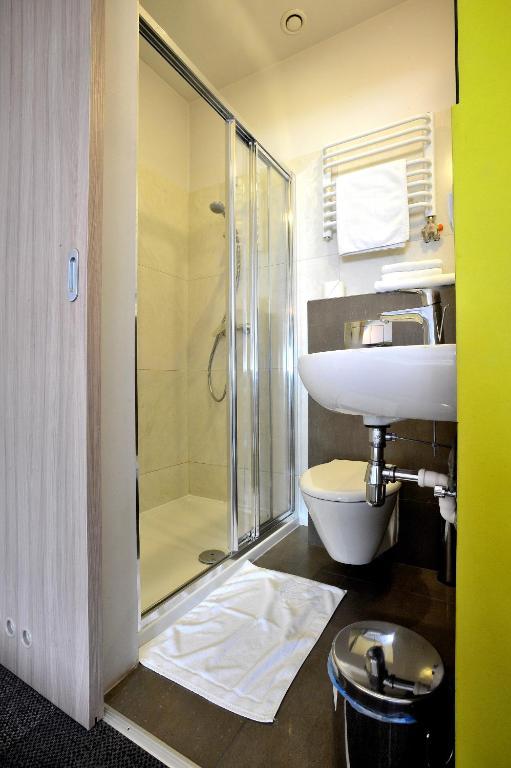 Hostel Promenada Rzeszów Rom bilde